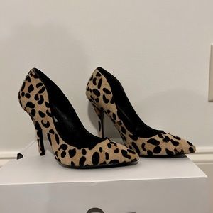 Leopard print pumps